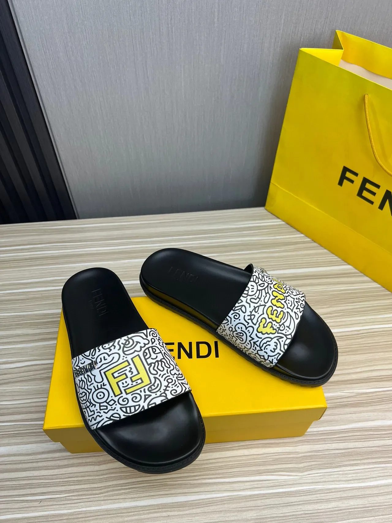 Fendi Slide Noir Multicolore Imprimé Graphique Sangle Plaque Logo Métal 4