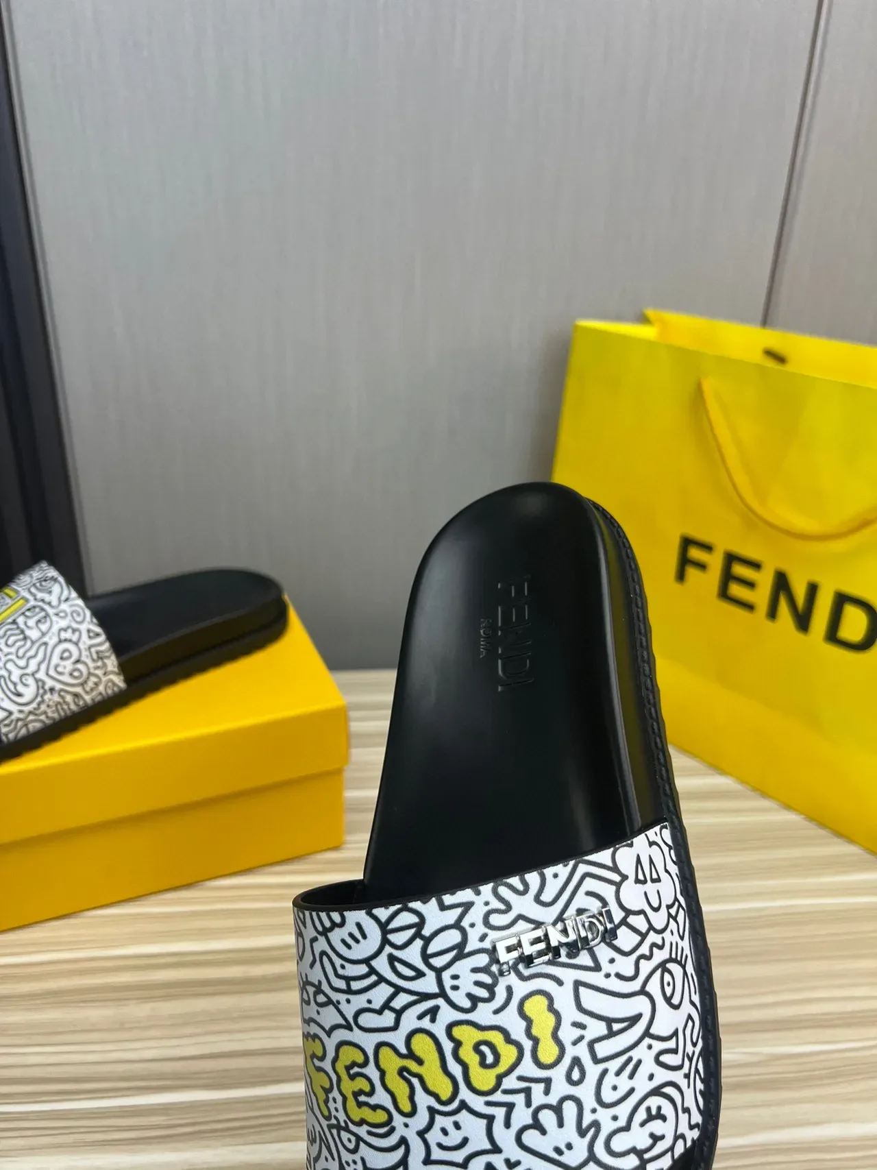 Fendi Slide Noir Multicolore Imprimé Graphique Sangle Plaque Logo Métal 8