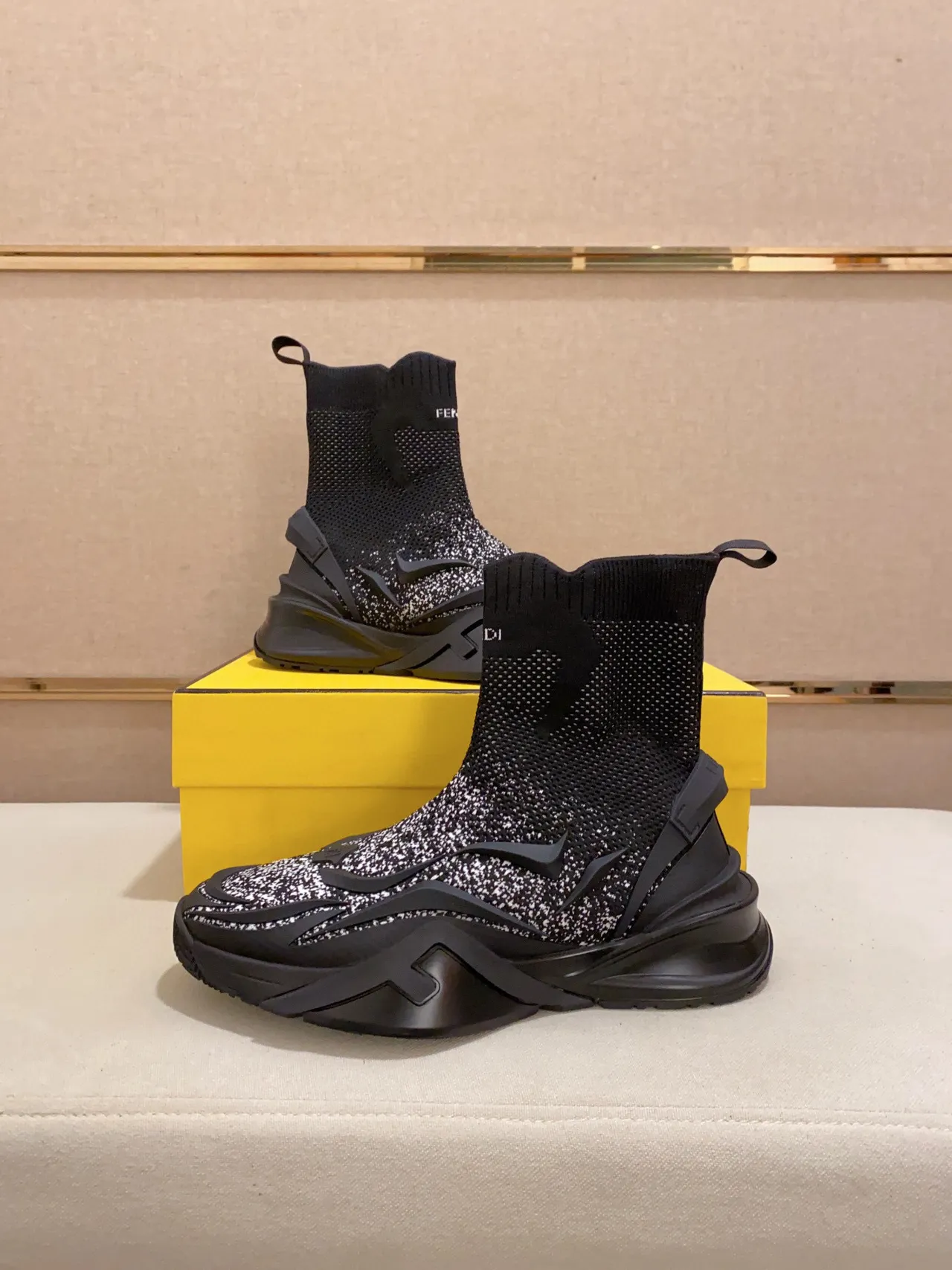 Fendi Speed Trainer Tênis Chunky Preto com Malha de Meia Ajustada com Motas 5