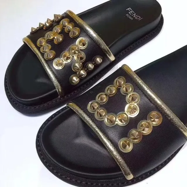 Fendi Sapatos Tachados Dourados com Dupla Tira Pretos 2