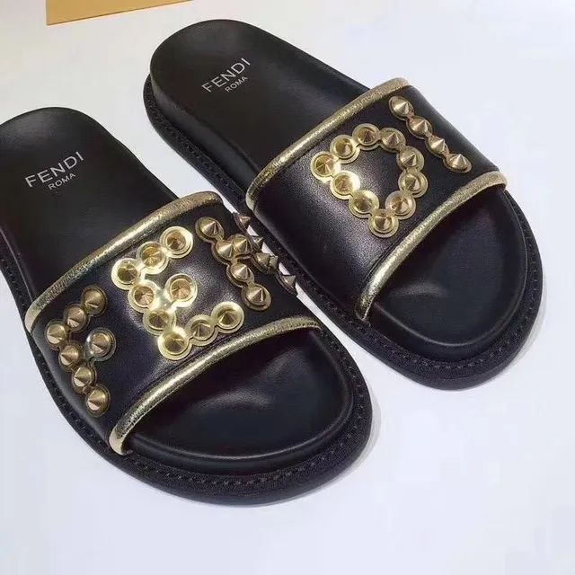 Fendi Sapatos Tachados Dourados com Dupla Tira Pretos 3