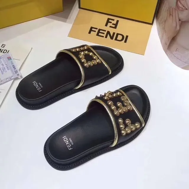 Fendi Sapatos Tachados Dourados com Dupla Tira Pretos 4