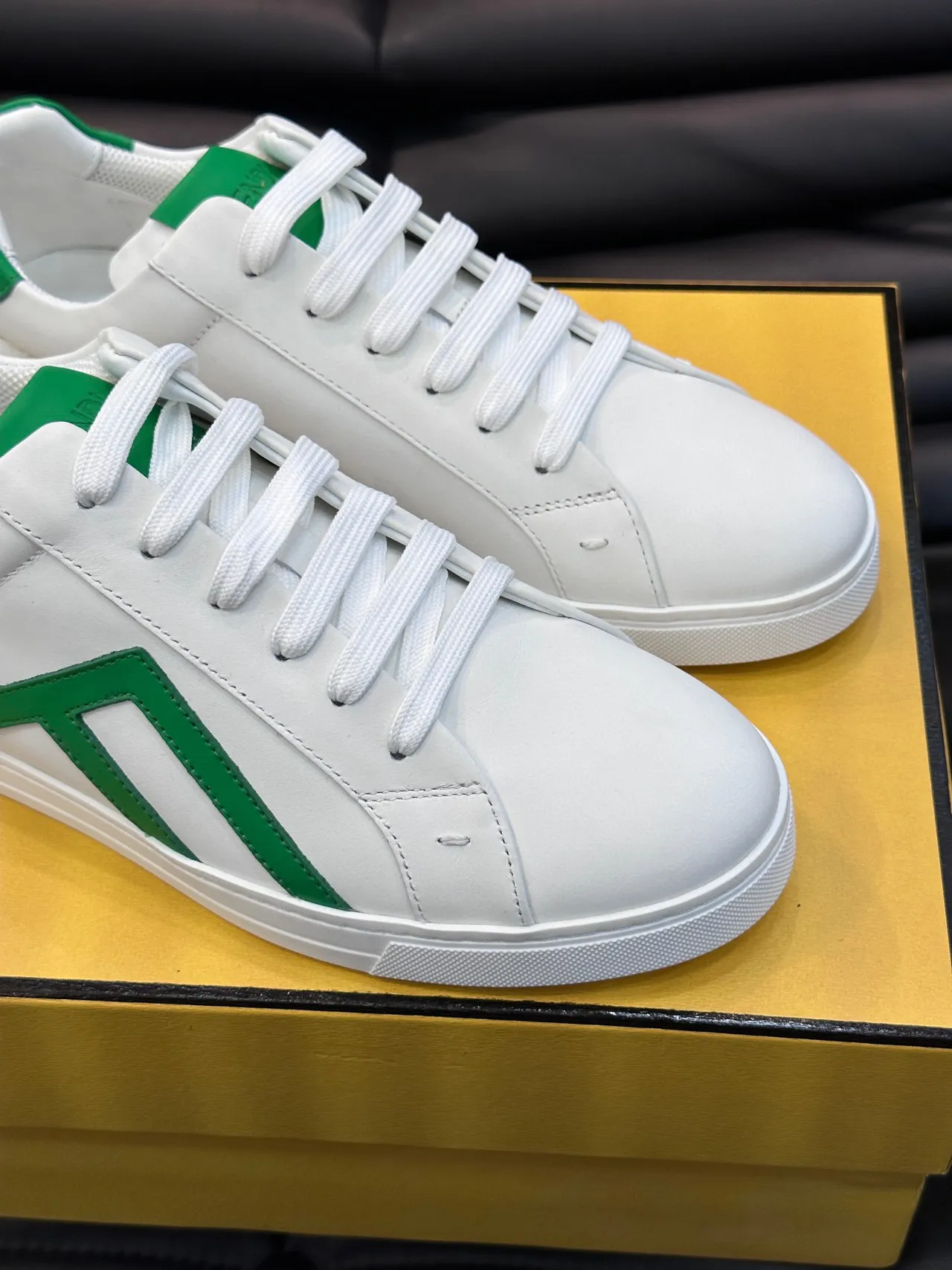Fendi Sneakers Lifestyle Blanc et Vert Low-Top Cuir Superior 6