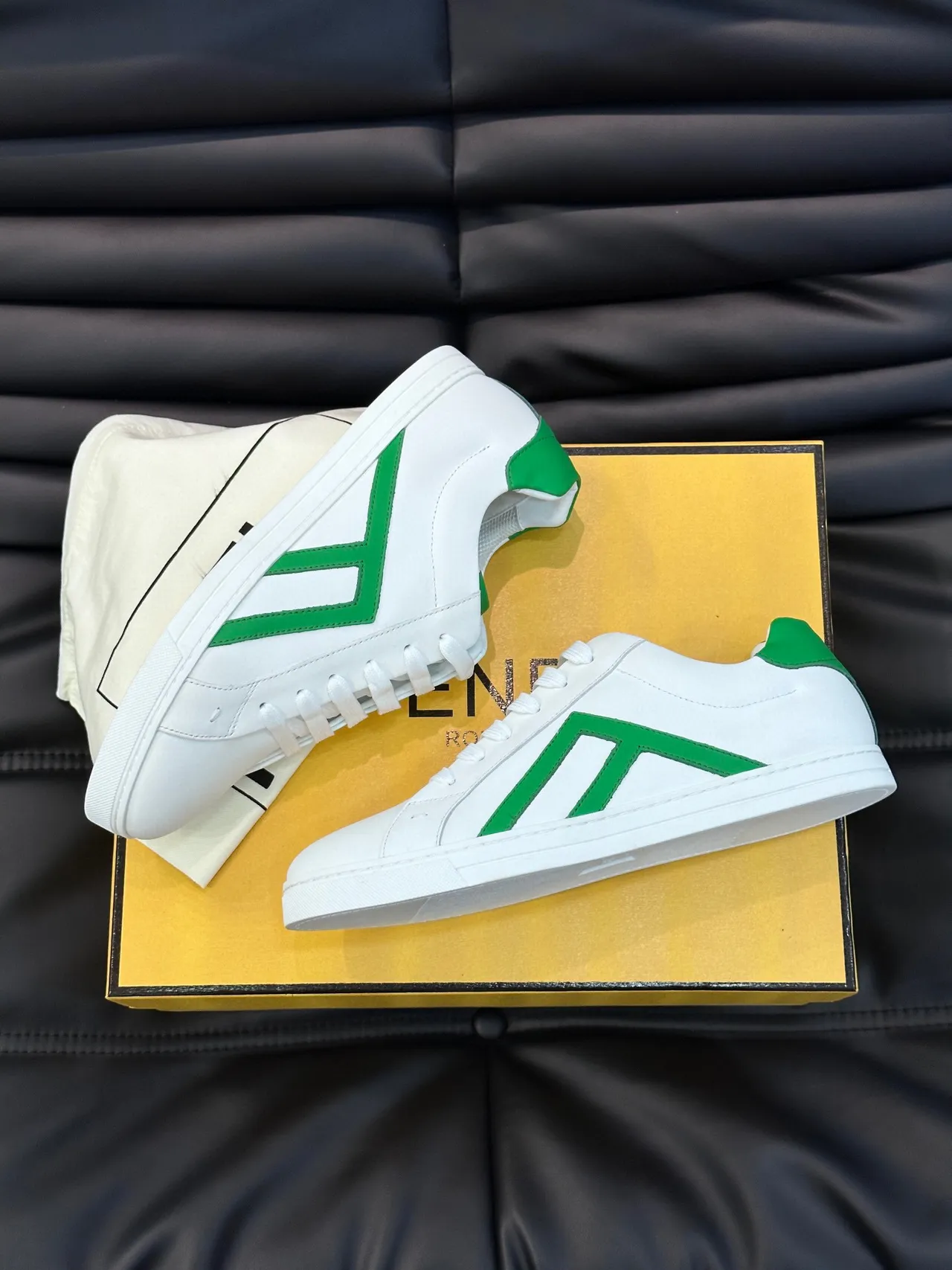Fendi Sneakers Lifestyle Blanc et Vert Low-Top Cuir Superior 8