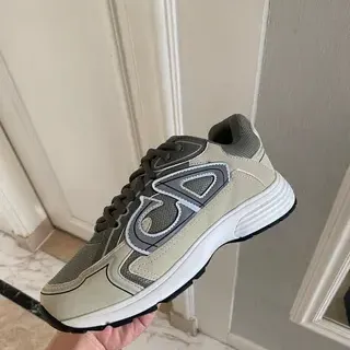Beige y verde oliva zapatilla lifestyle con superposición en capas