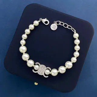 Bracelete de pérolas bege com fio de prata e cristais no centro