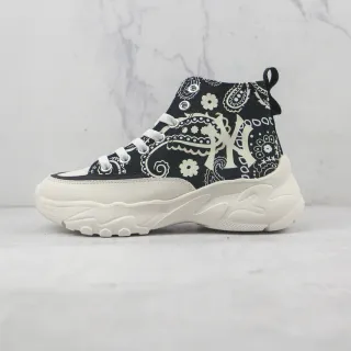 Tênis preto e branco com bandana paisley high-top chunky