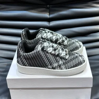 Tênis de malha preto e branco com padrão, sem cadarços, slip-on