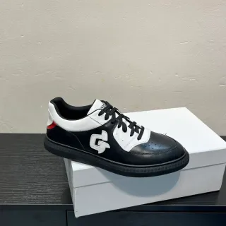 Zapatilla lifestyle de cuero negro y blanco de dos tonos