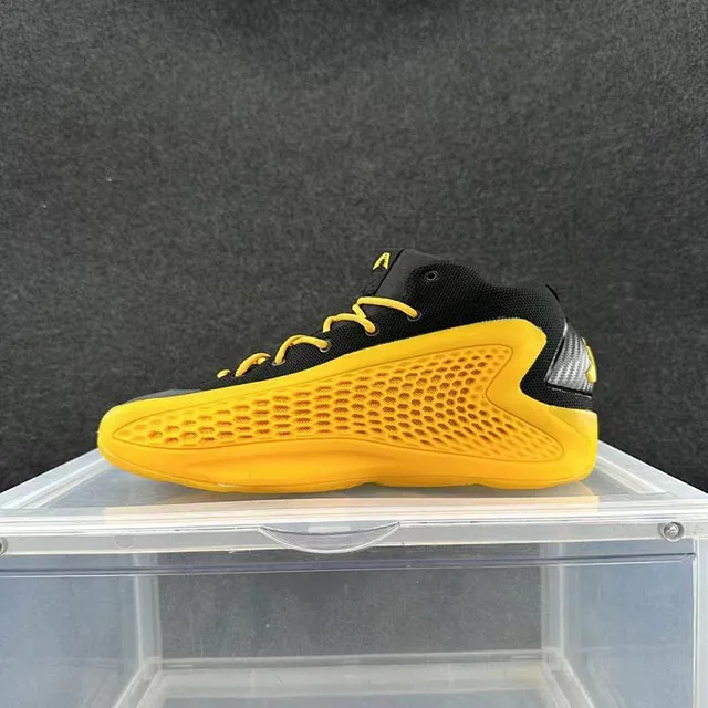 Tênis de basquete preto e amarelo com solado de ninho de abelha de cano alto 2