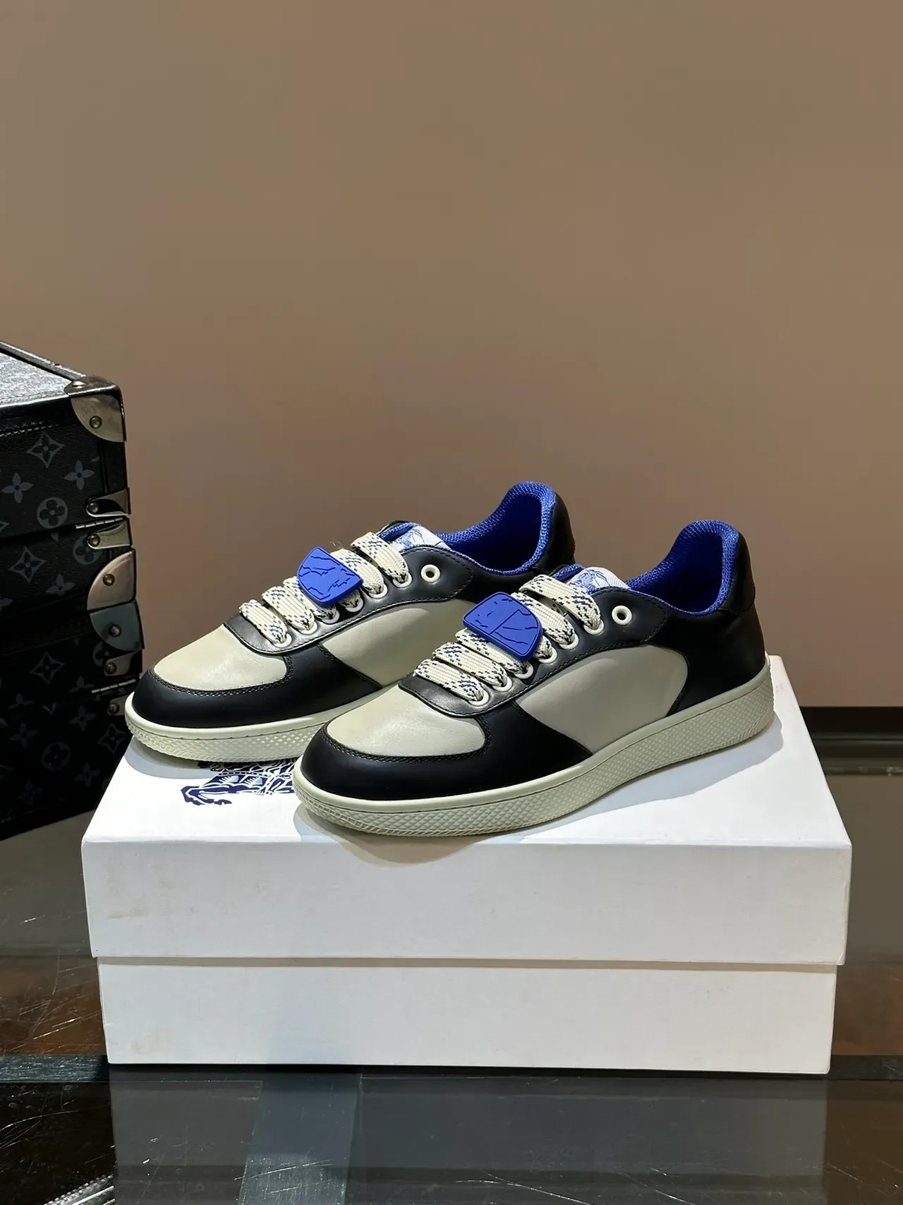 Black Blue Panelled Two-Tone Upper Contrast Lining And Toggles Sneakers 5