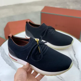 Tênis pretos e marrons em malha com gola de meia e aglet de tom dourado