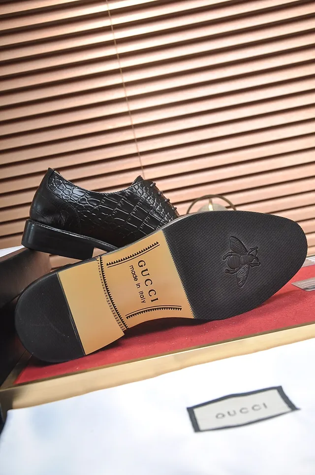 Black Crocodile-Embossed Cap-Toe Oxford Shoes 3