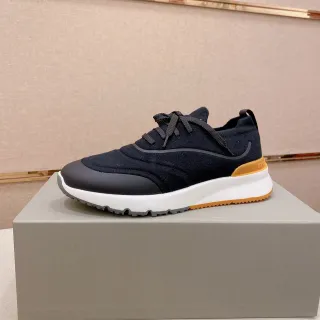 Tênis pretos laranjas de upper de malha esculpido e midsole branco