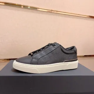 Zapatilla de plataforma de cuero pebble negro low-top