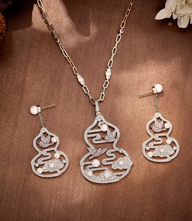 Black Pink Gourd-Shaped Pendant Pavé-Set Stones Necklace 3