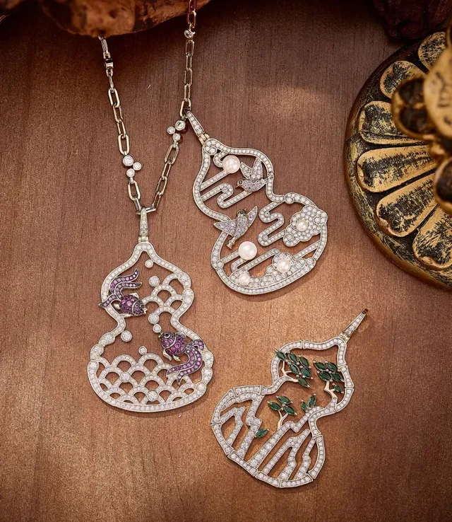 Black Pink Gourd-Shaped Pendant Pavé-Set Stones Necklace 4