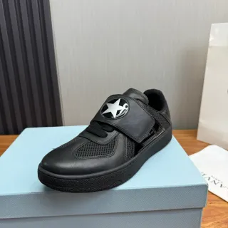 Zapatos deportivos negros y plateados sin cordones, cierre con correa, paneles de malla perforados