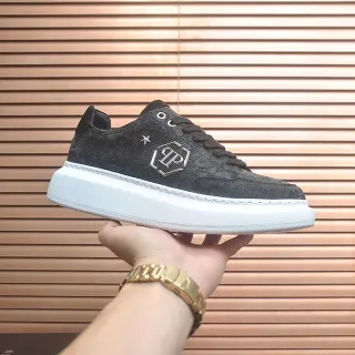 Sneaker preto com upper texturizado, sola de plataforma branca, low-top