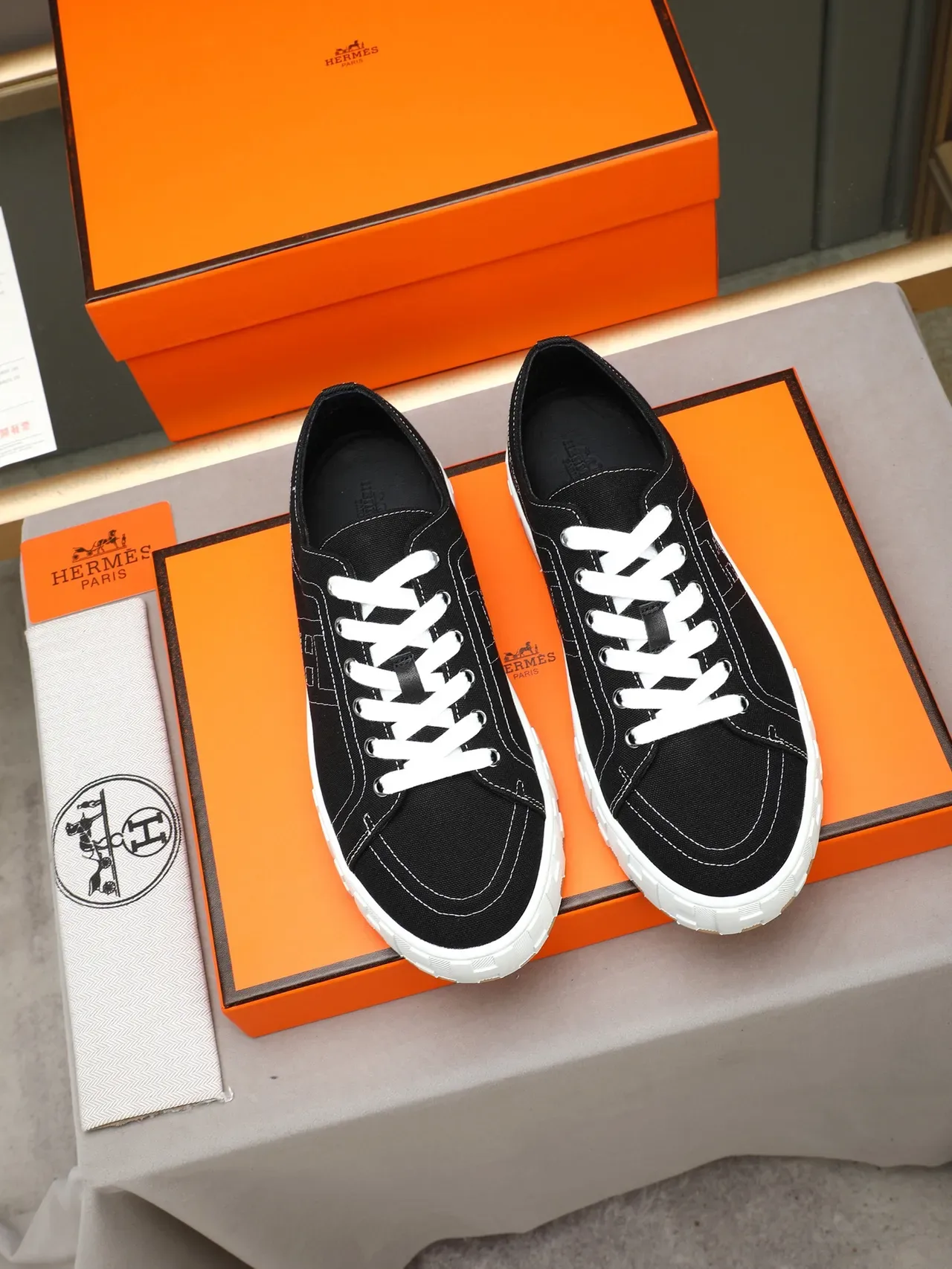 Black White Canvas Upper Contrast Stitching Sneakers 3