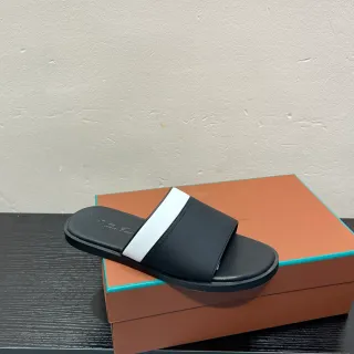 काला और सफेद चमड़े जैसी ऊपरी कंट्रास्ट पट्टी स्लिपर्स
