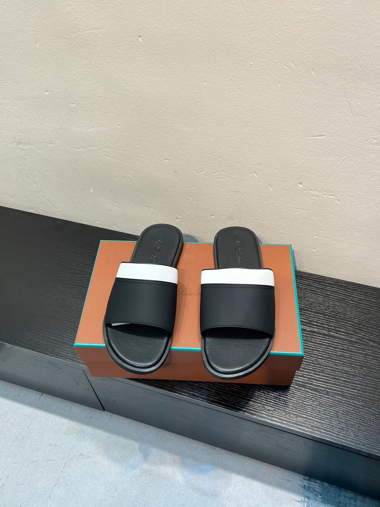 Black White Leather-Like Upper Contrast Strap Slippers 2