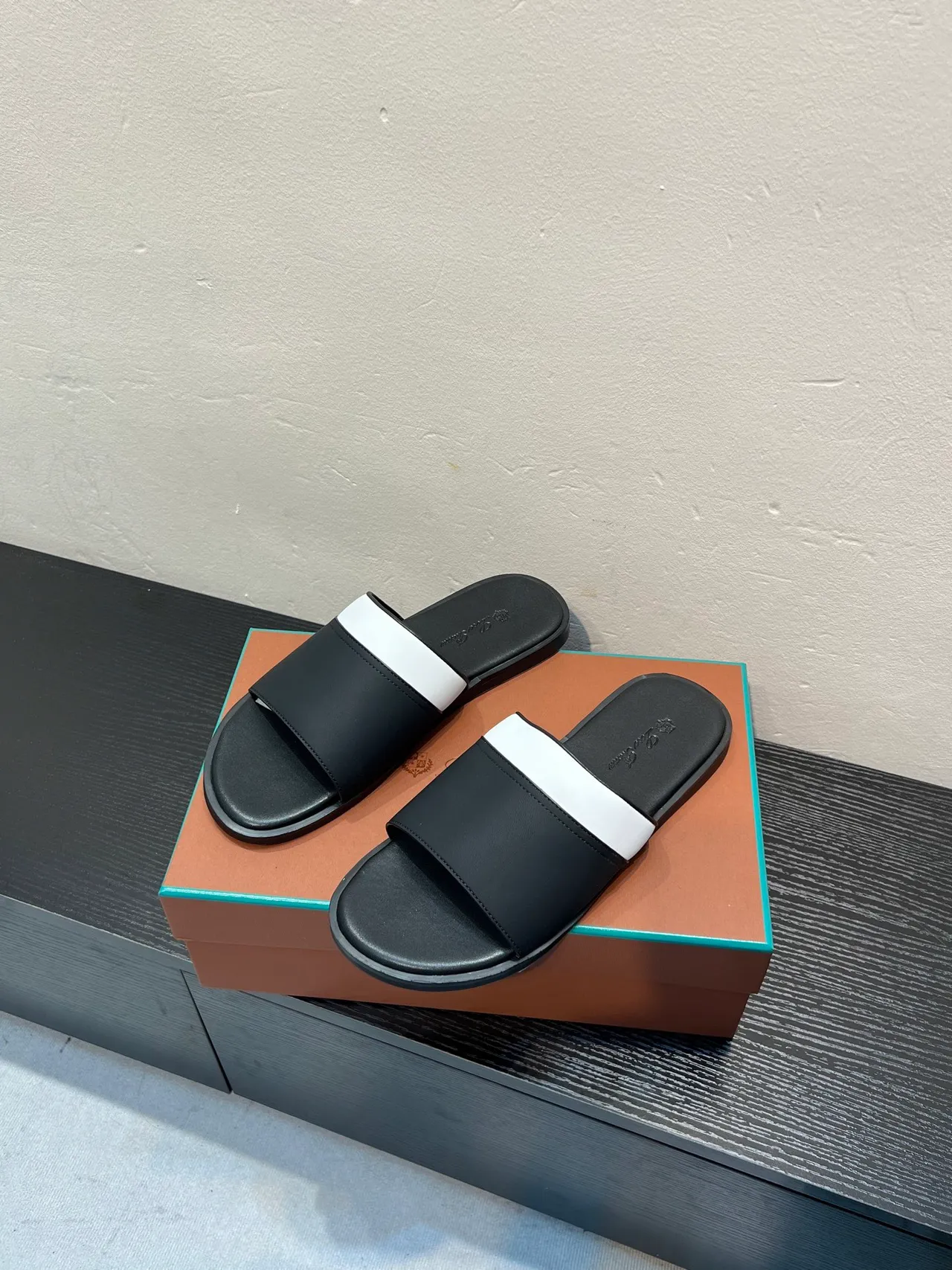 Black White Leather-Like Upper Contrast Strap Slippers 3