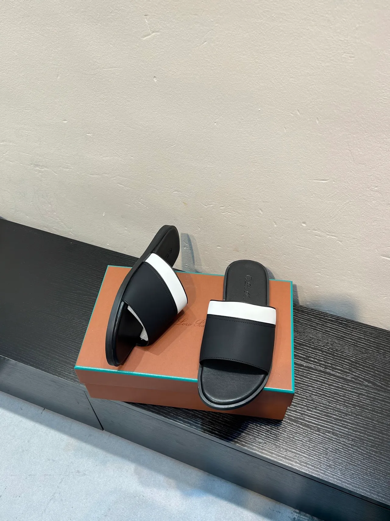 Black White Leather-Like Upper Contrast Strap Slippers 4