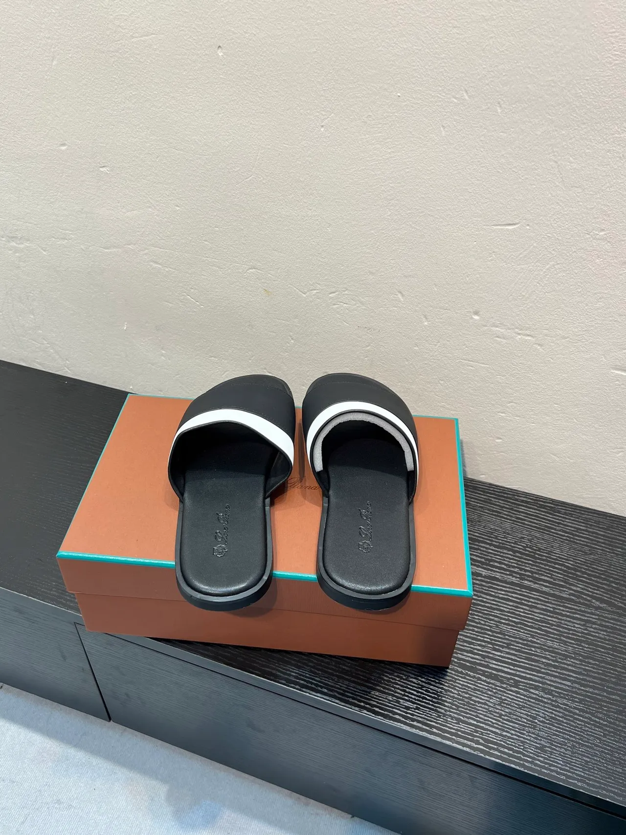 Black White Leather-Like Upper Contrast Strap Slippers 6