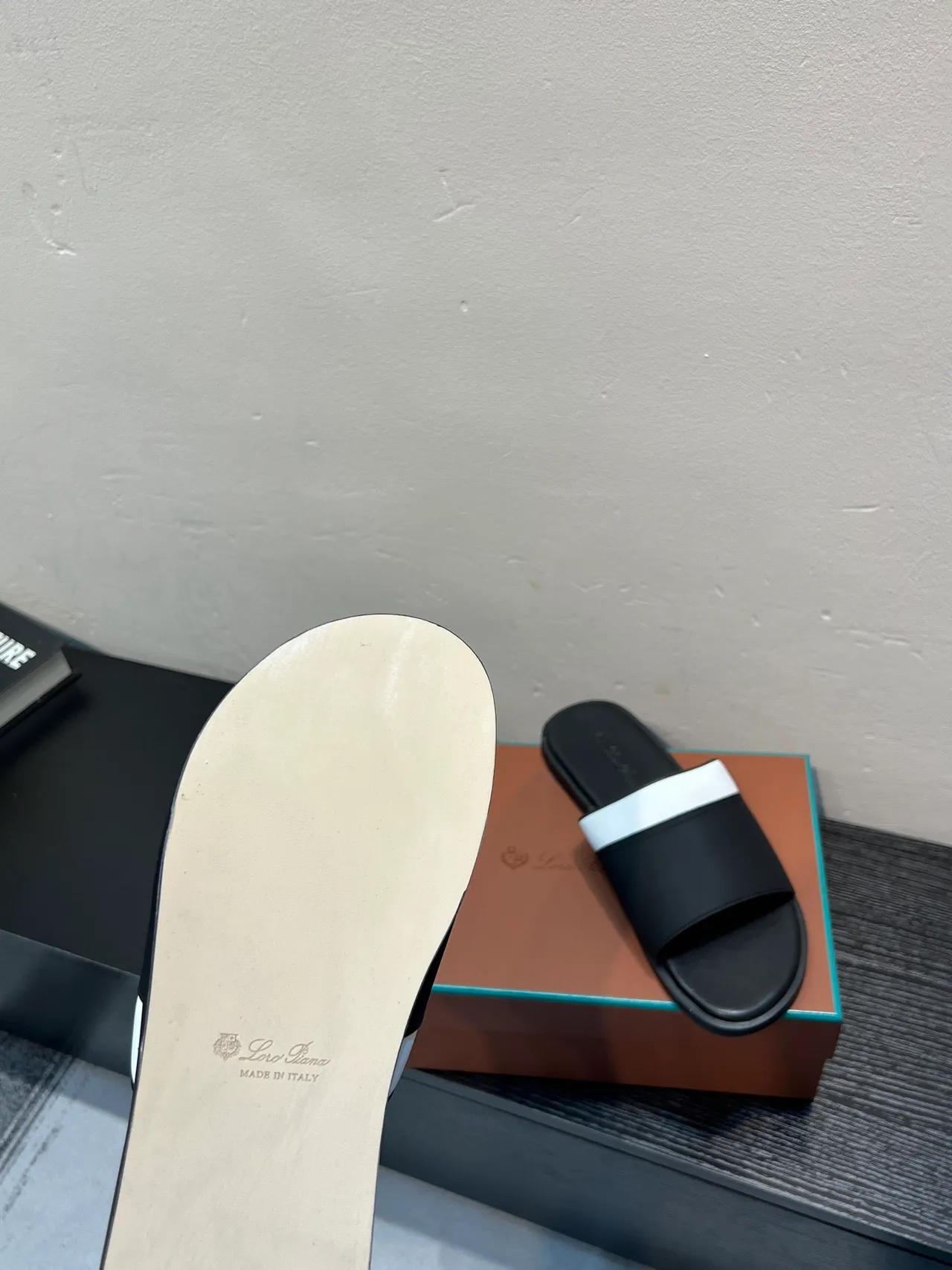 Black White Leather-Like Upper Contrast Strap Slippers 9