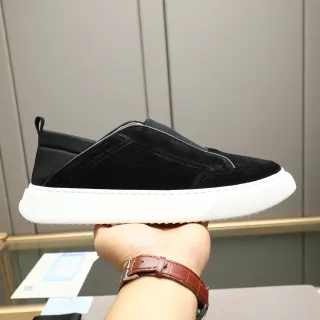 حذية رياضية أسلوب حياة سوداء وبيضاء بقماش المخمل slip-on