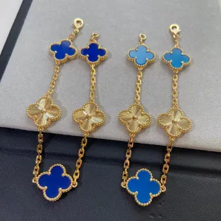 Pulseira de elos de corrente azul e dourado com motivos de três trevos