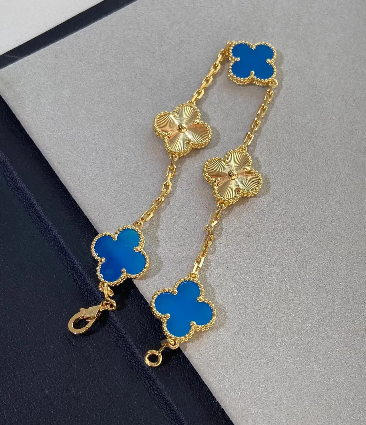 Blue Gold Chain-Link Three Clover Motifs Bracelet 2