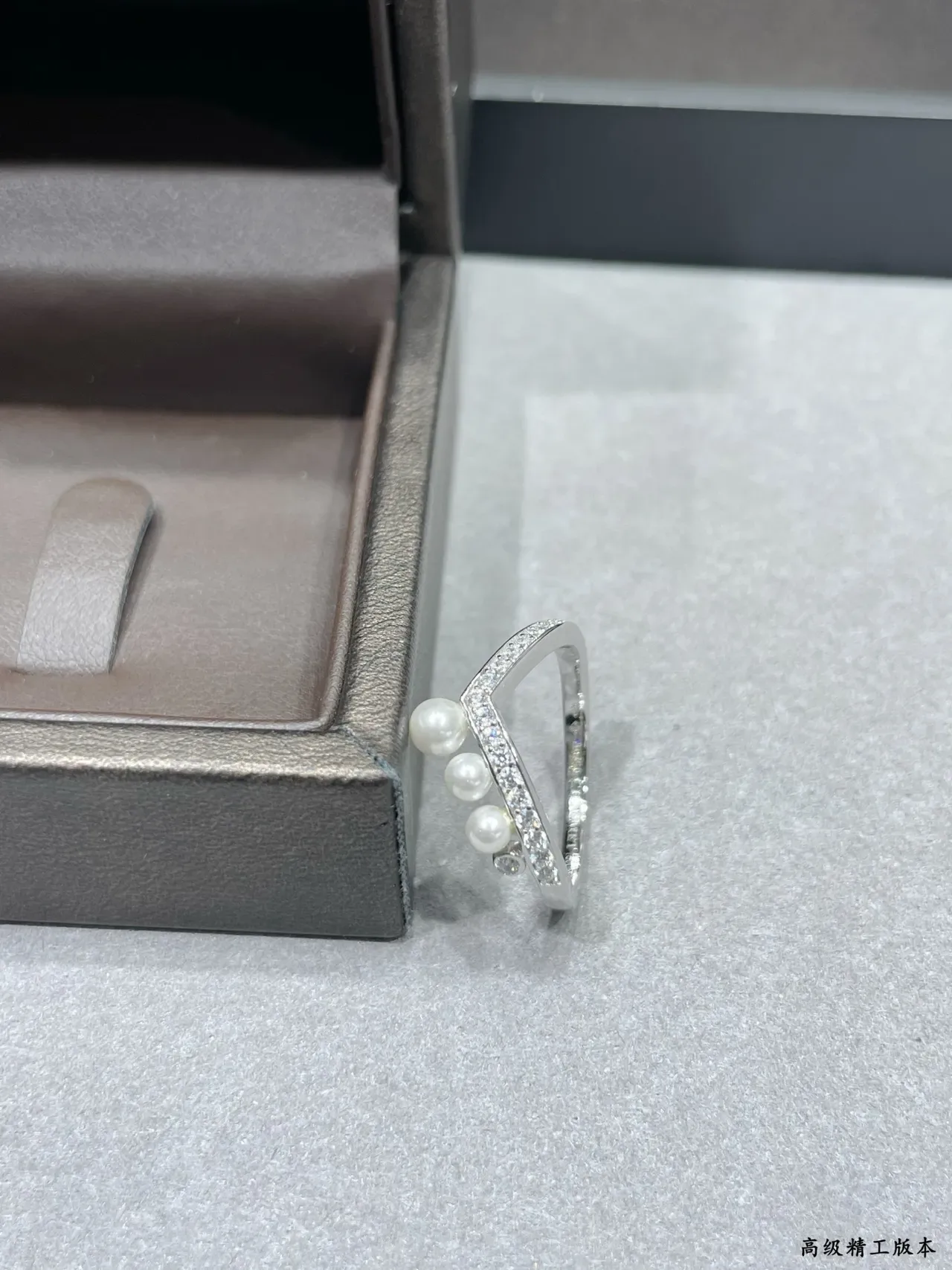 CHAUMET V-Shaped Diamond and Pearl Ring 4