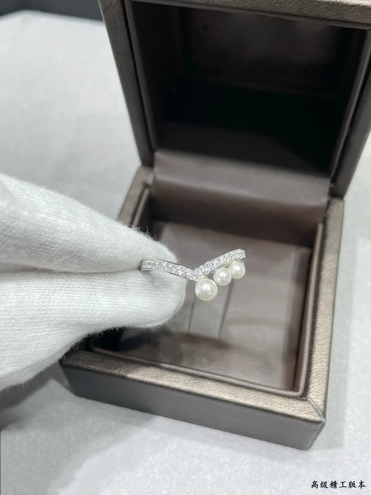 CHAUMET V-Shaped Diamond and Pearl Ring 5