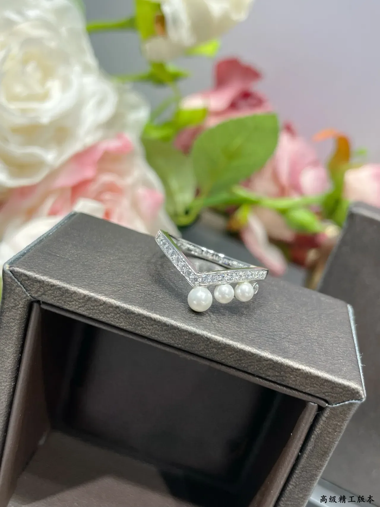 CHAUMET V-Shaped Diamond and Pearl Ring 6