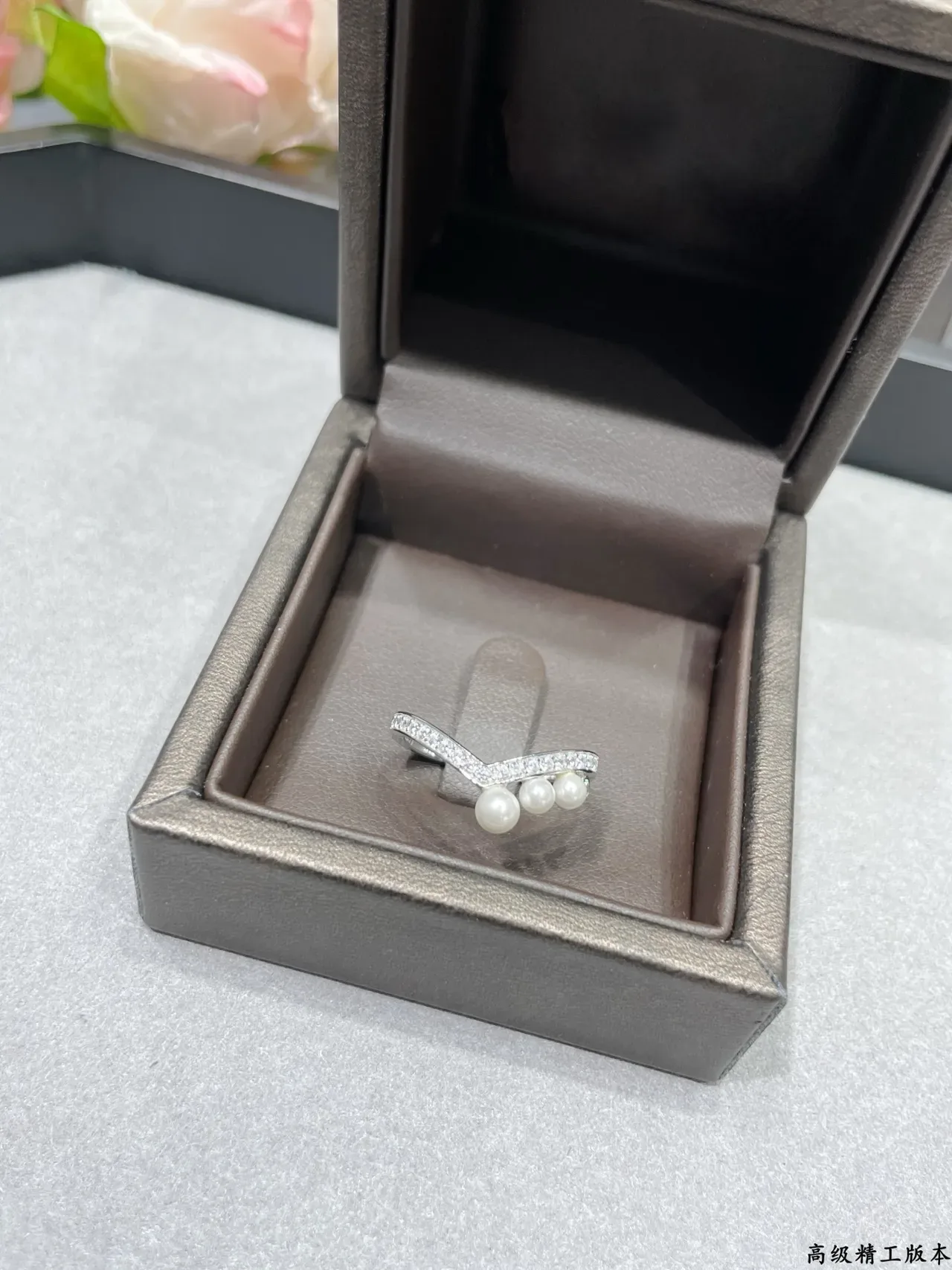 CHAUMET V-Shaped Diamond and Pearl Ring 9