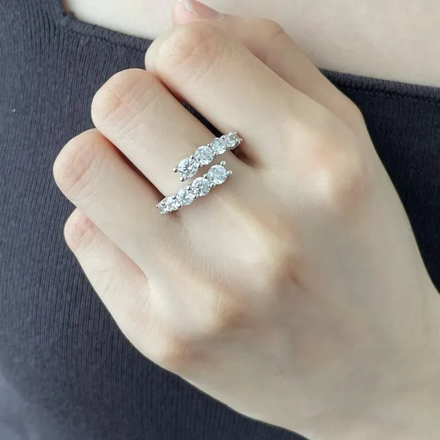 Double-Row Prong-Set Round Brilliant Diamond Ring 9