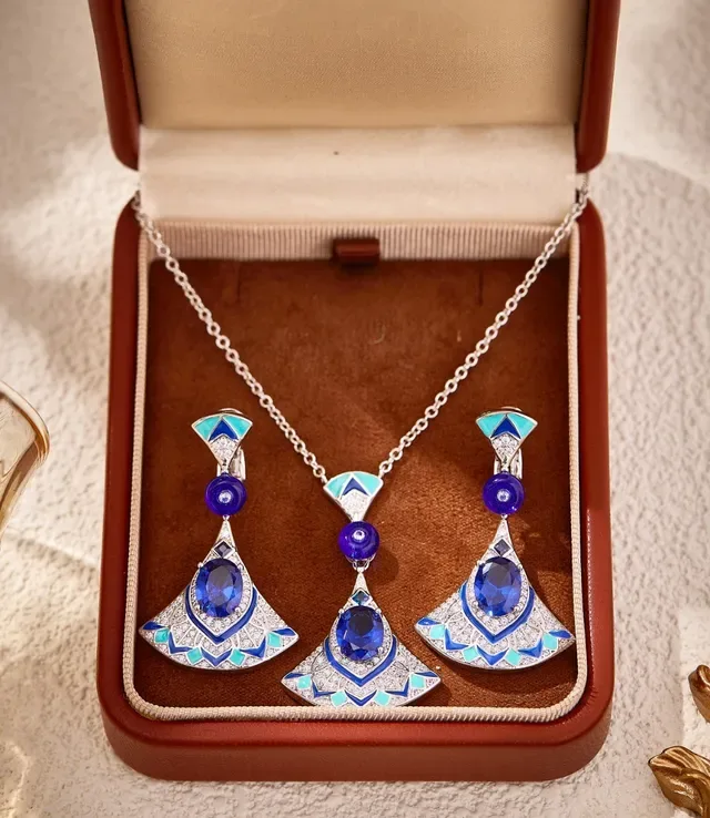 Fan-Shaped Enamel and Blue Gemstone Pendant Necklace 3