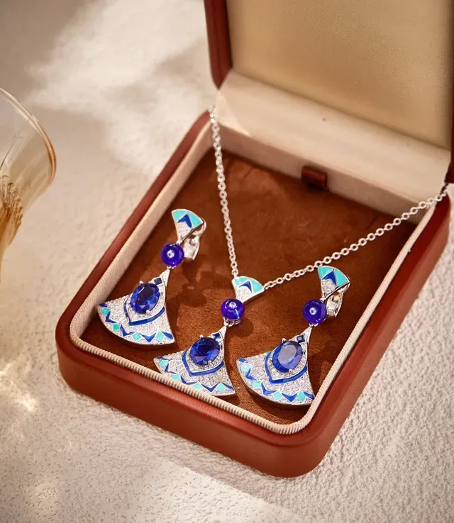Fan-Shaped Enamel and Blue Gemstone Pendant Necklace 6