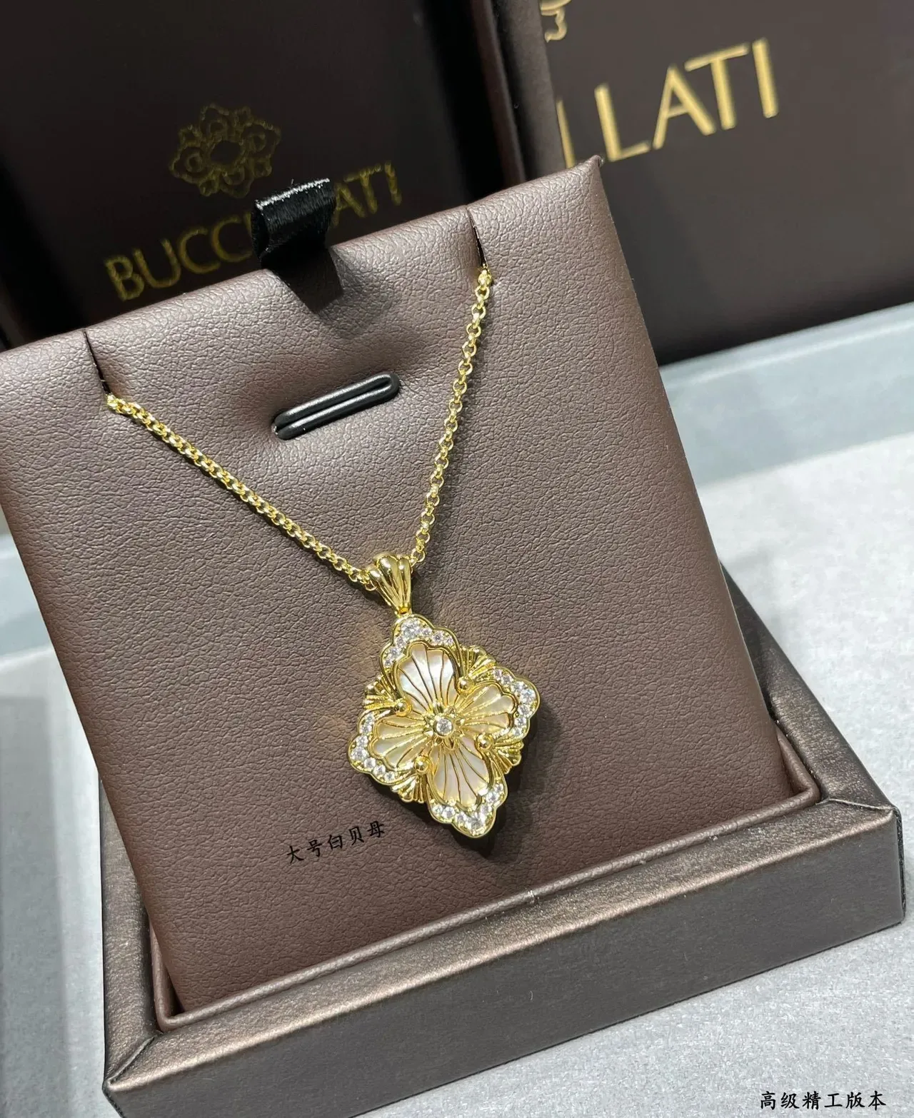 Collier pendentif floral en nacre et pierres pavé 3