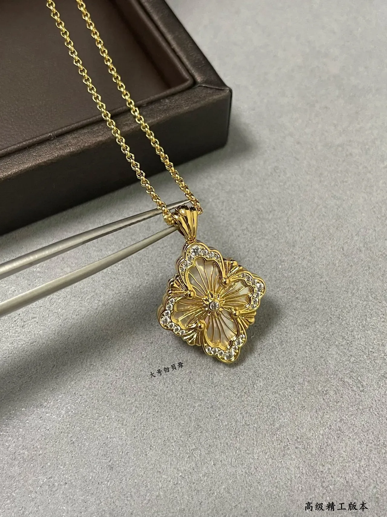 Collier pendentif floral en nacre et pierres pavé 4