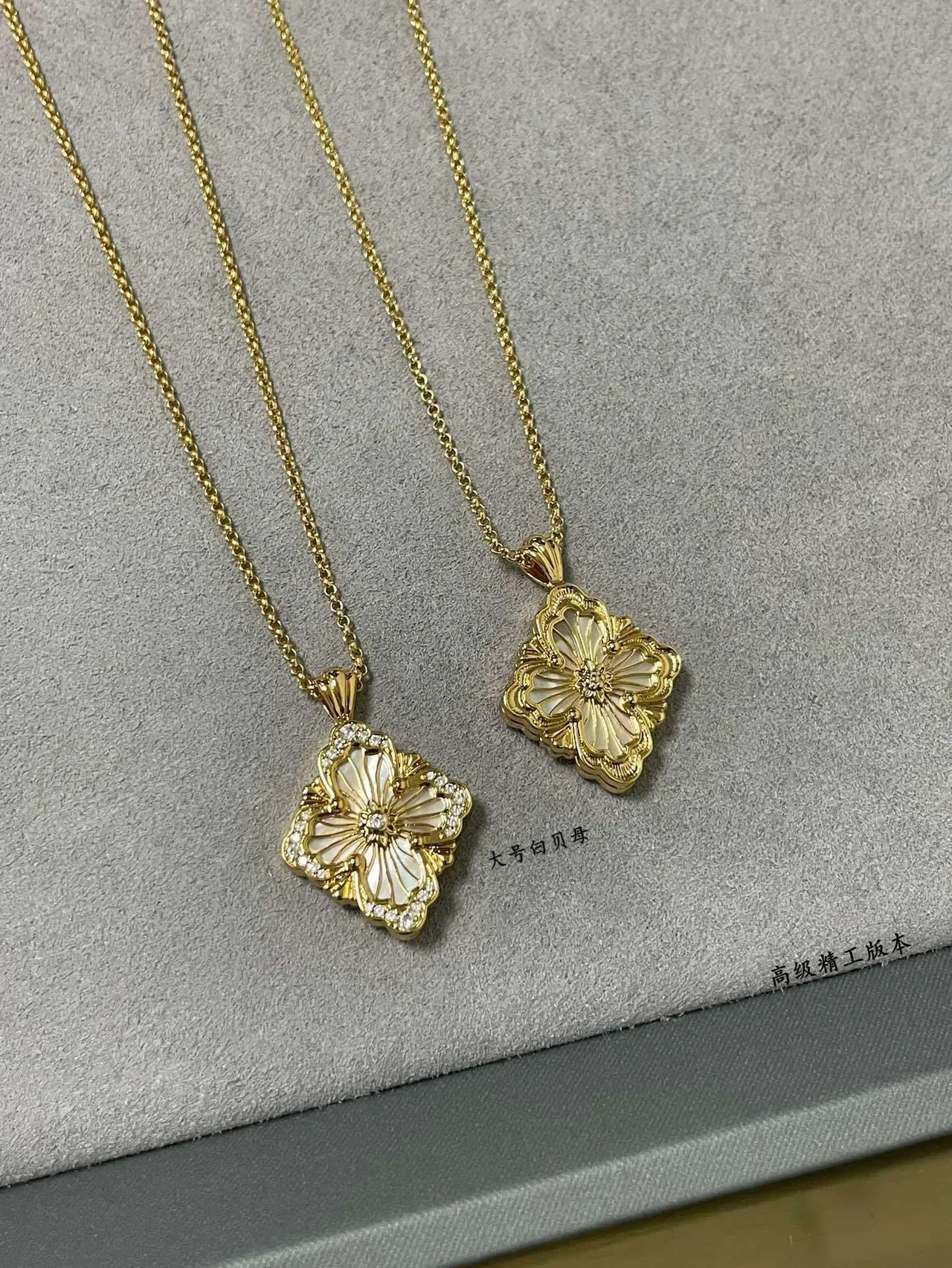 Collier pendentif floral en nacre et pierres pavé 5