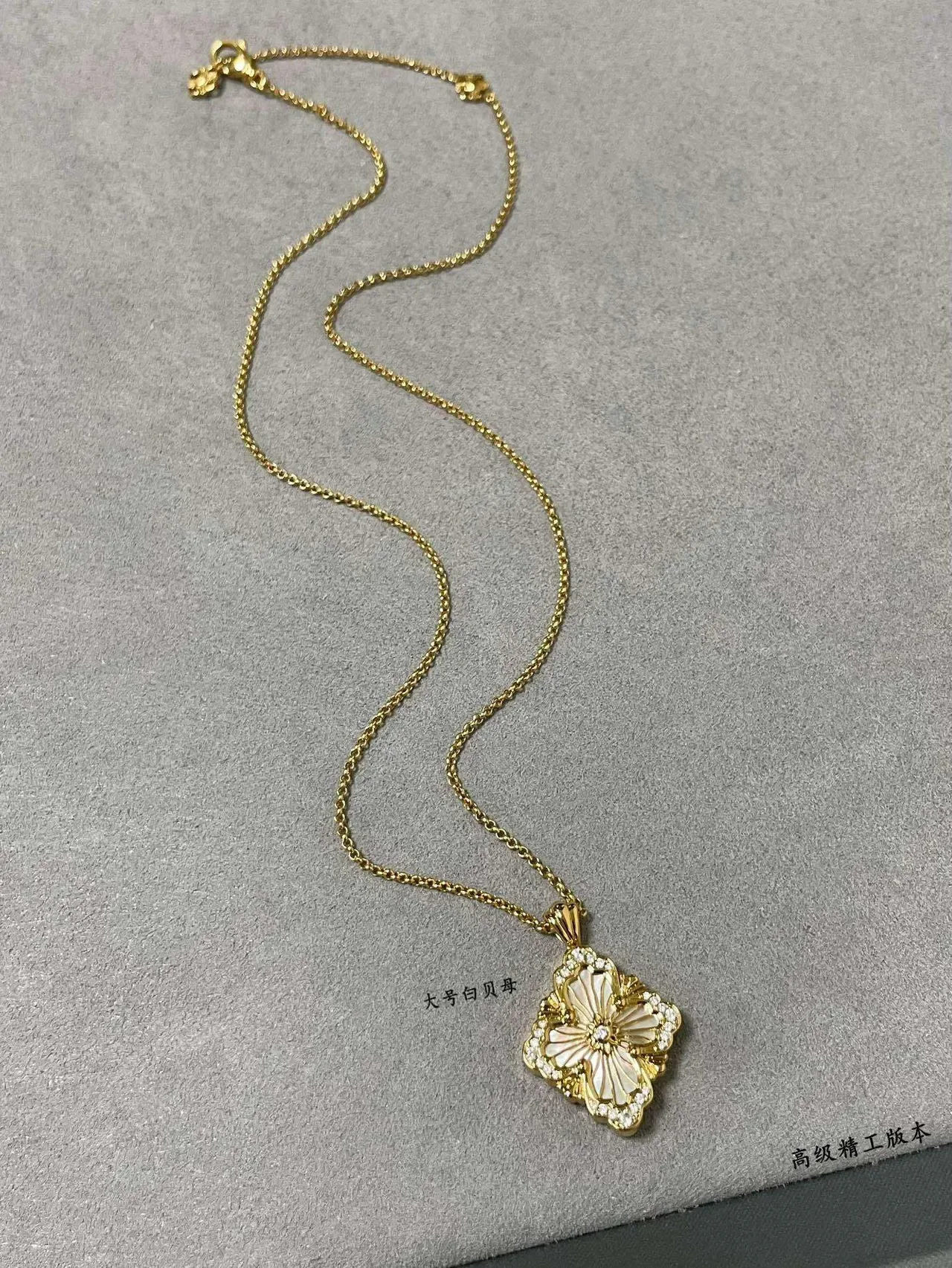 Collier pendentif floral en nacre et pierres pavé 6