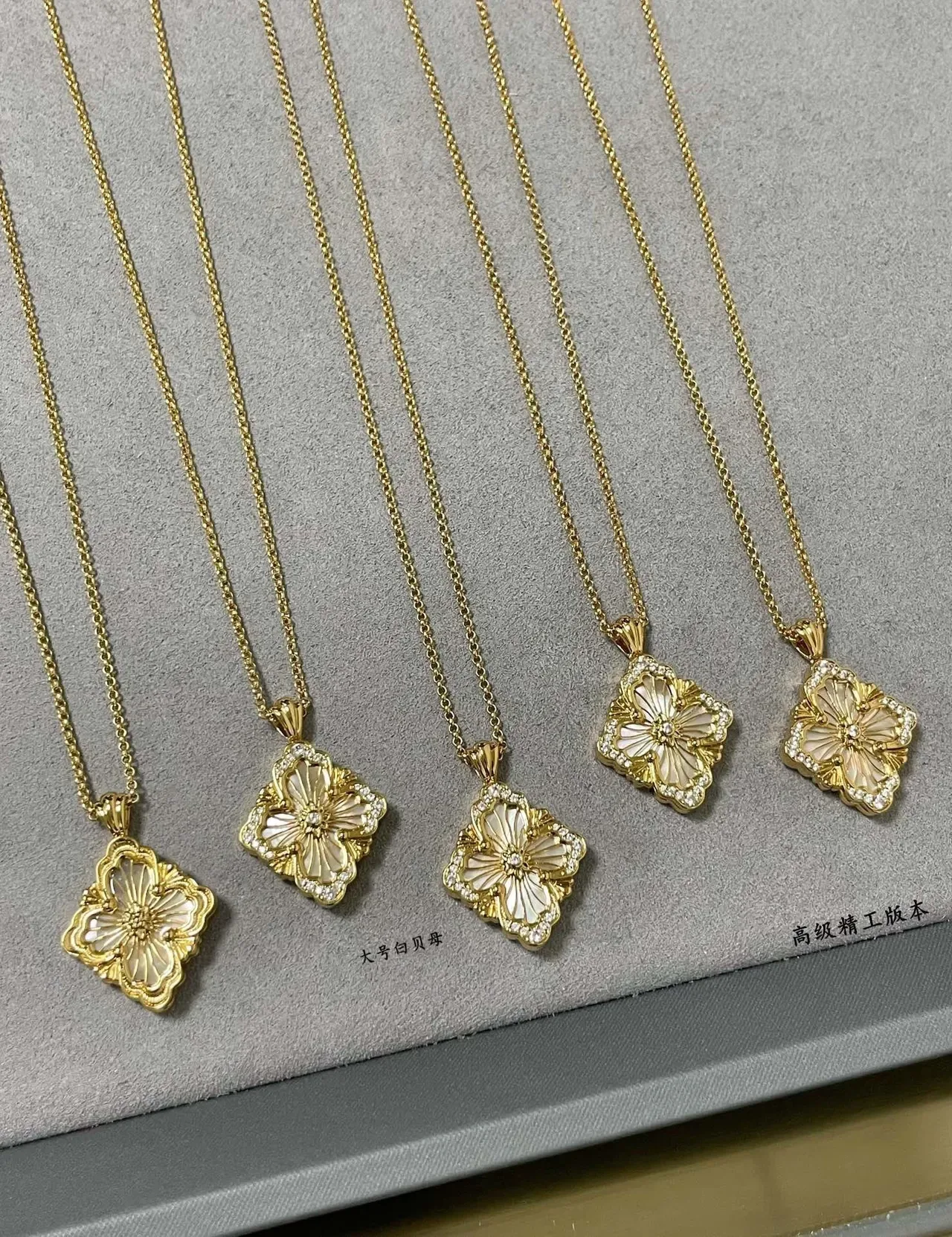 Collier pendentif floral en nacre et pierres pavé 7