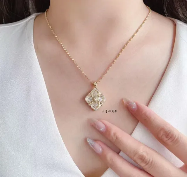 Collier pendentif floral en nacre et pierres pavé 8