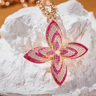 Colar Floral Pavé Gemas Rosa e Branco em Ouro Rosa