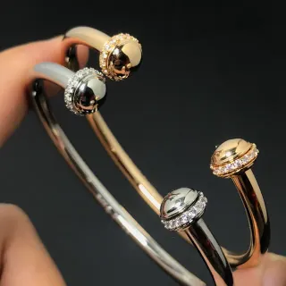 Pulseras de bangle abiertas con extremo de bola de piedras pavé en tonos dorado y plateado