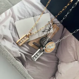 سلاسل ذهبية وفضية الملمس مع غلاف مستطيل شفاف ثلاثة أحجار
