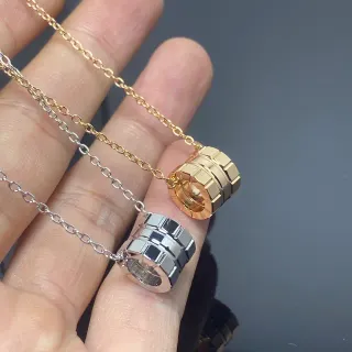 Colares com pingente cilíndrico segmentado em tons dourado e prata